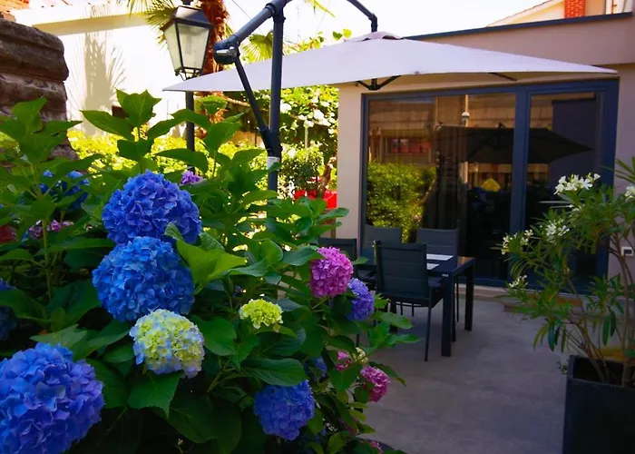 Stay In The Very Heart Of Porec - 50M To The Beach